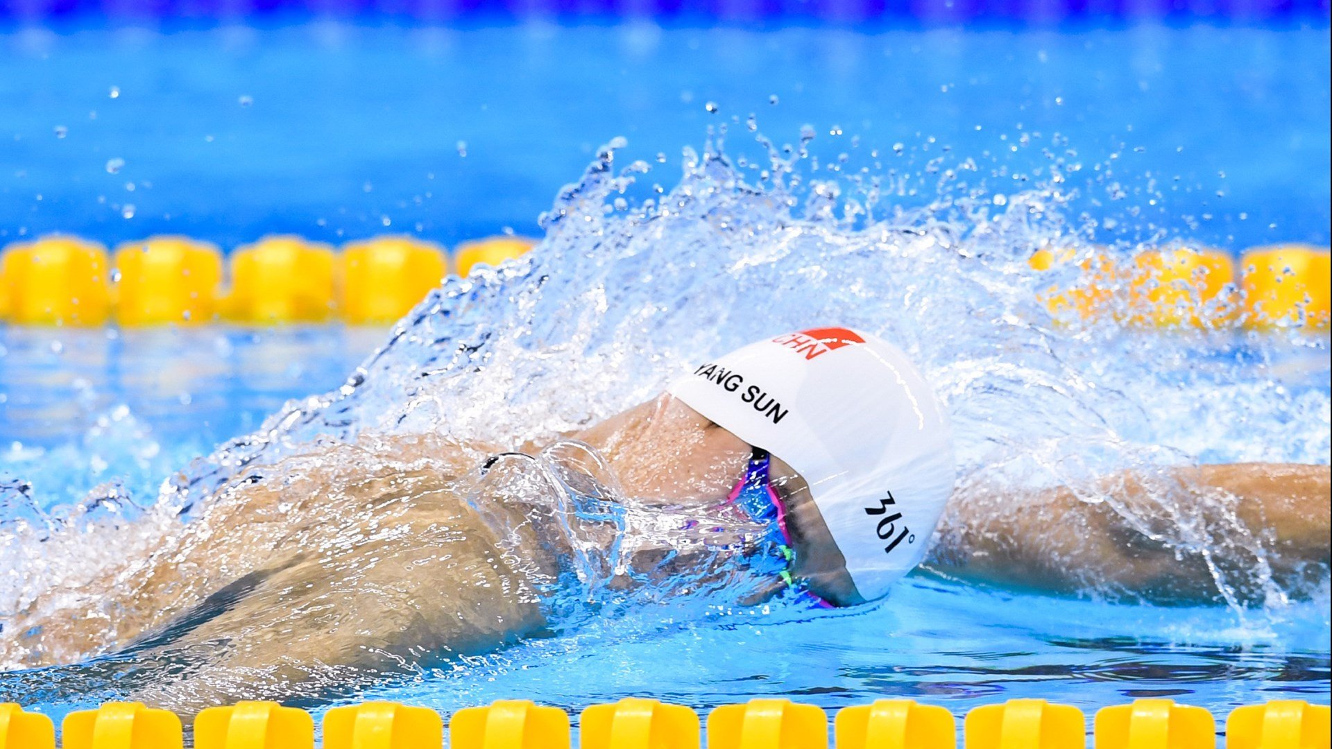 “高新体育中心:羽毛球赛场上演速度与力量的巅峰较量”